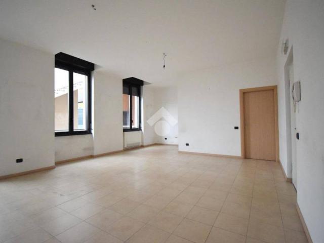 Locale Commerciale in vendita a Brugherio, Lombardia