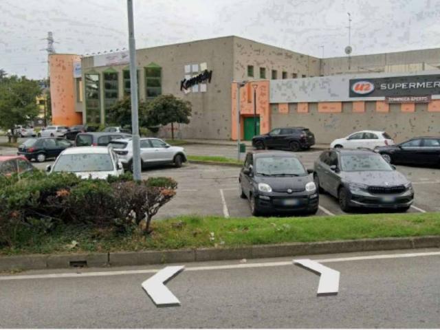 Locale Commerciale in vendita a Moncucco, Brugherio