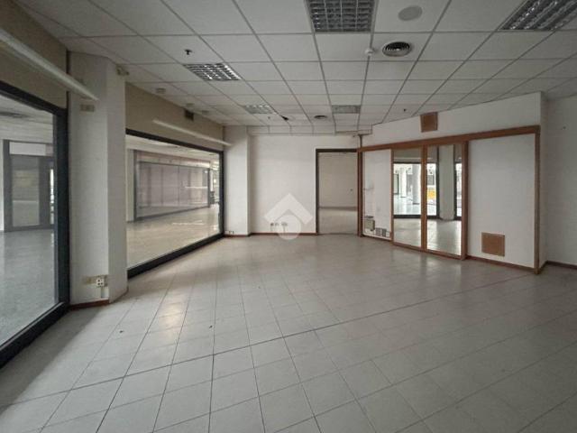 Locale Commerciale in vendita a Moncucco, Brugherio