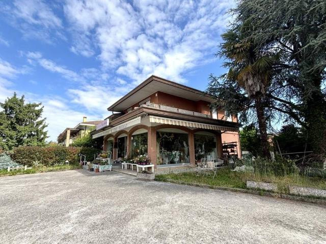 Locale Commerciale in vendita a Brugine, Veneto