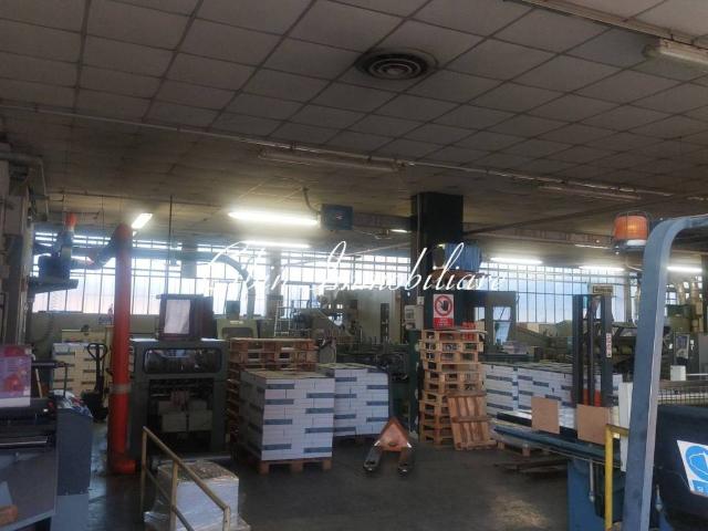 Locale Commerciale in vendita a Castronno, Lombardia