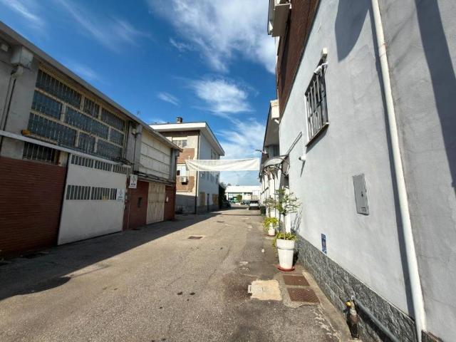 Locale Commerciale in vendita a Grancino, Buccinasco