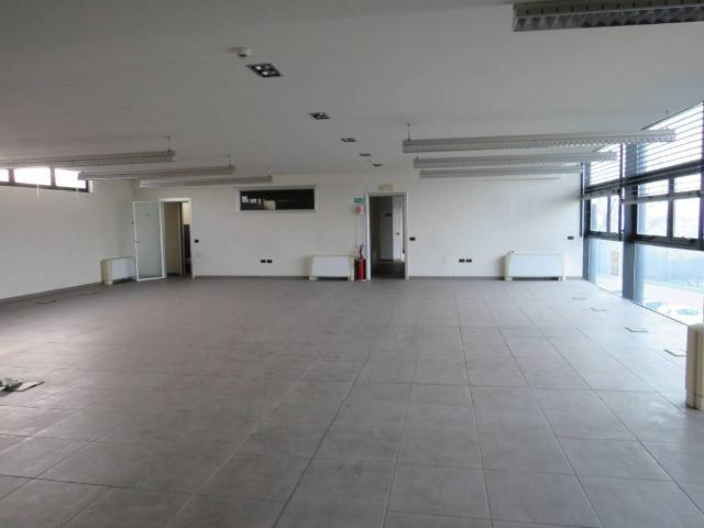 Locale Commerciale in vendita a Buccinasco, Lombardia