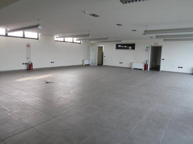 Locale Commerciale in vendita a Buccinasco, Lombardia