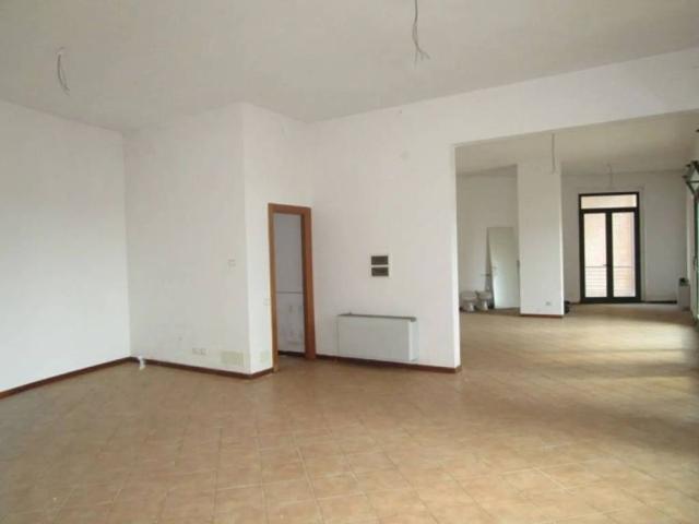 Locale Commerciale in vendita a Levane alta, Montevarchi