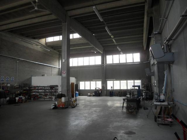 Locale Commerciale in vendita a Cento, Budrio