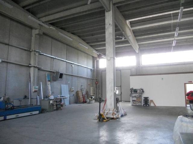 Locale Commerciale in vendita a Cento, Budrio
