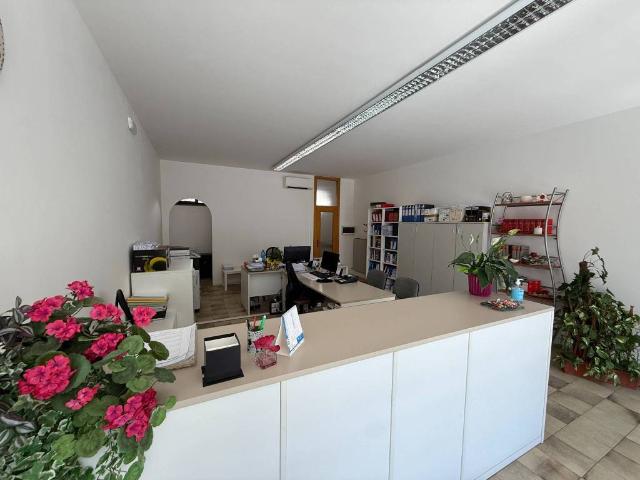Locale Commerciale in vendita a Buja, Friuli-Venezia Giulia