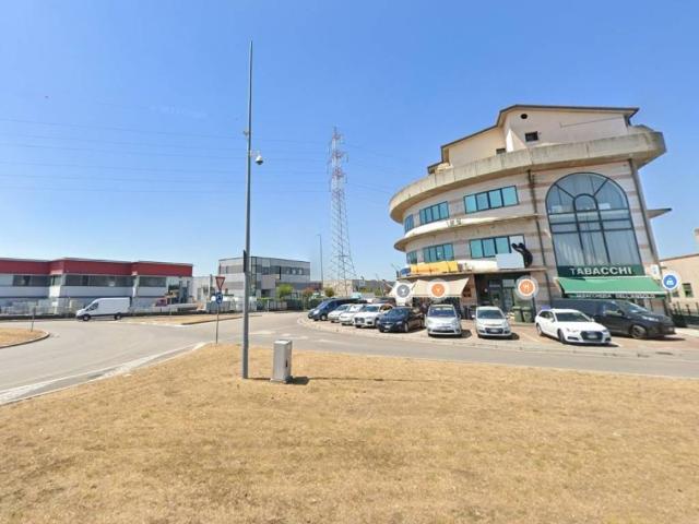 Locale Commerciale in vendita a Bussolengo, Veneto
