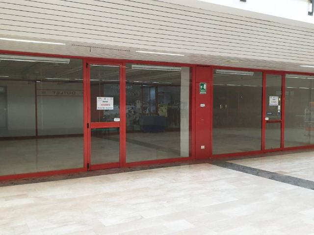 Locale Commerciale in vendita a Bussolengo, Veneto
