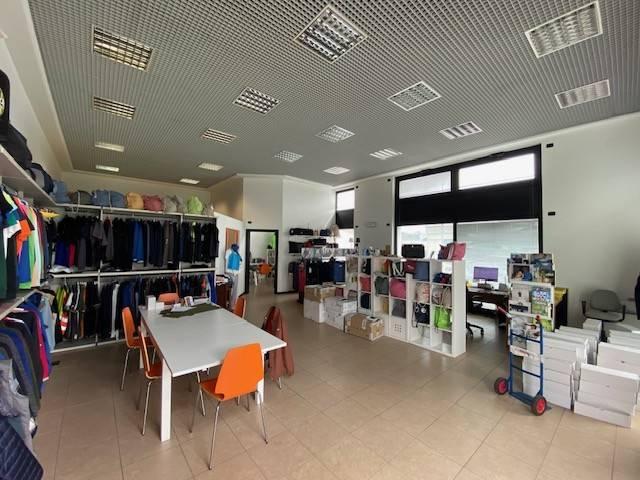 Locale Commerciale in vendita a Bussolengo, Veneto