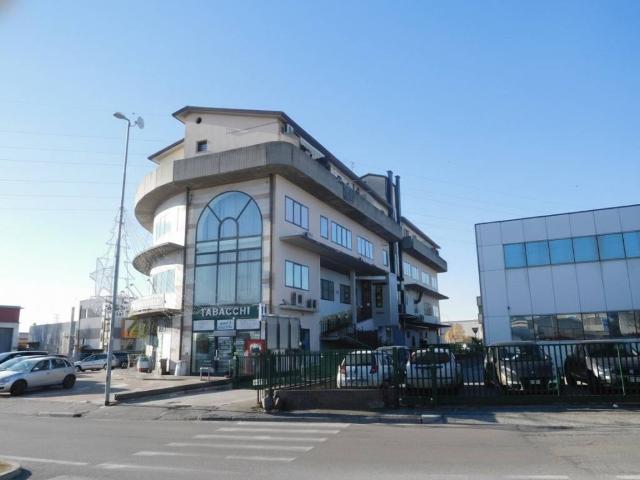 Locale Commerciale in vendita a Bussolengo, Veneto