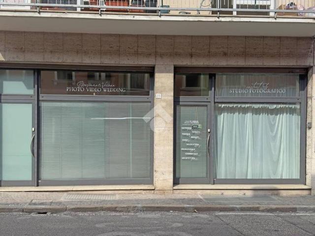 Locale Commerciale in vendita a Bussolengo, Veneto