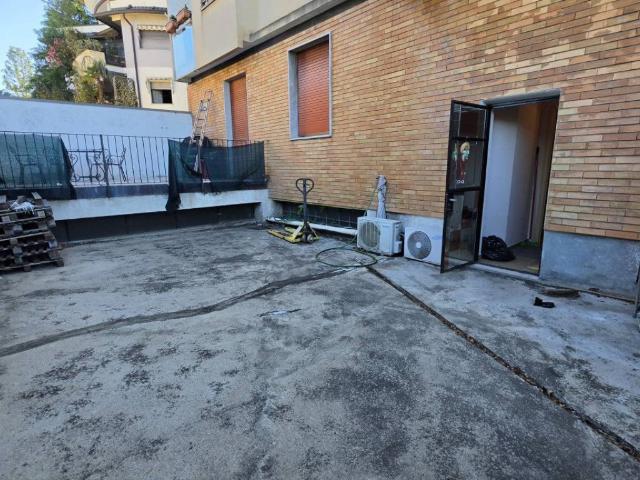 Locale Commerciale in vendita a Busto Arsizio, Lombardia