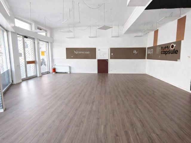 Locale Commerciale in vendita a Busto Garolfo, Lombardia
