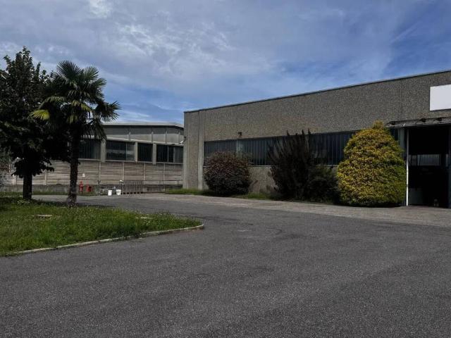 Locale Commerciale in vendita a Cabiate, Lombardia