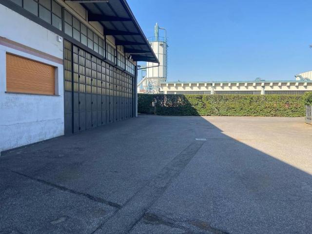 Locale Commerciale in vendita a Cabiate, Lombardia
