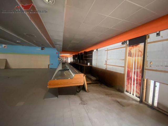 Locale Commerciale in vendita a la Podesteria Vecchia, Cadeo