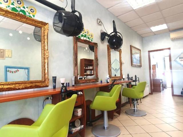 Locale Commerciale in vendita a S. Lucia, Cadeo