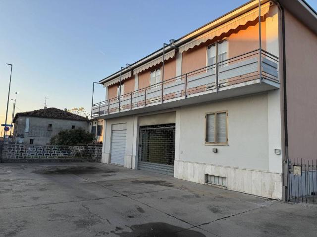 Locale Commerciale in vendita a S. Lucia, Cadeo