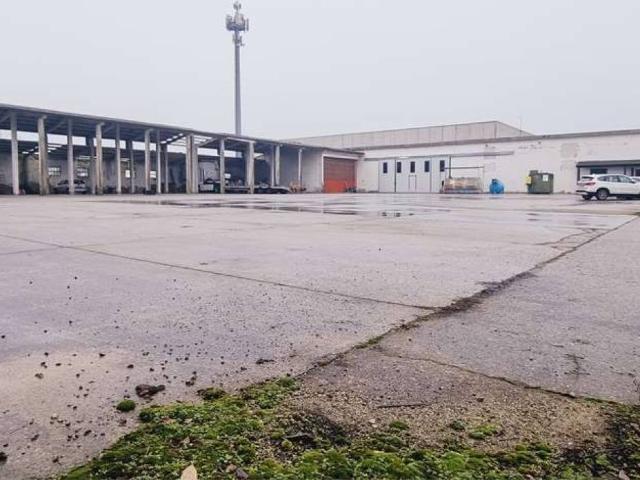 Locale Commerciale in vendita a S. Lucia, Cadeo