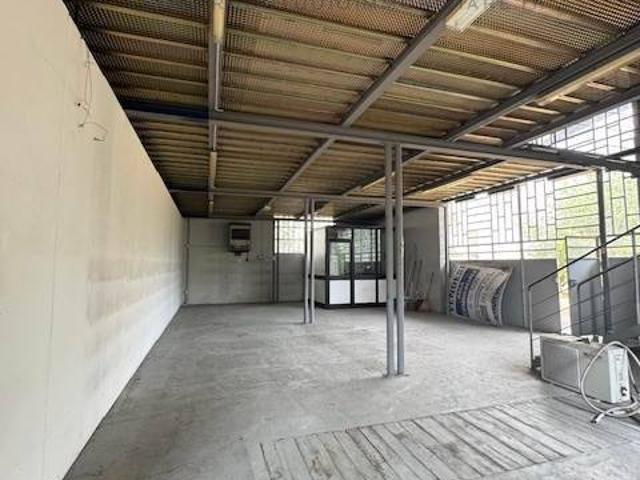Locale Commerciale in vendita a S. Lucia, Cadeo