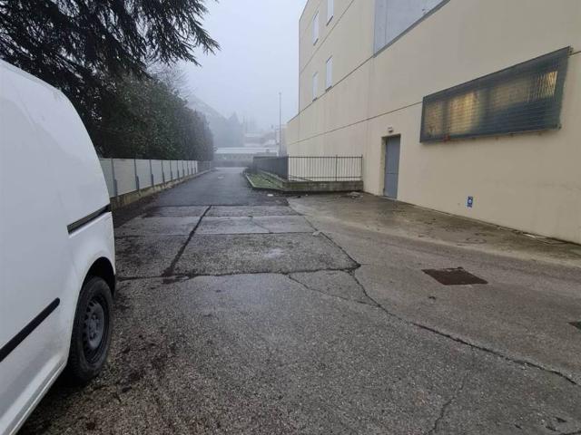 Locale Commerciale in vendita a Cadeo, Reggio Emilia