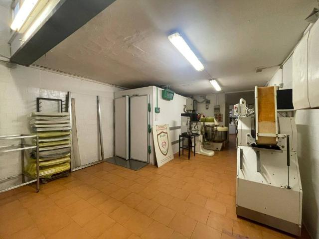 Locale Commerciale in vendita a Cadorago, Lombardia