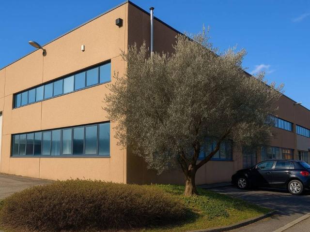 Locale Commerciale in vendita a Cadorago, Lombardia
