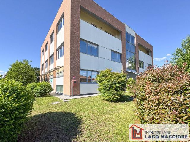 Locale Commerciale in vendita a Cadrezzate, Varese