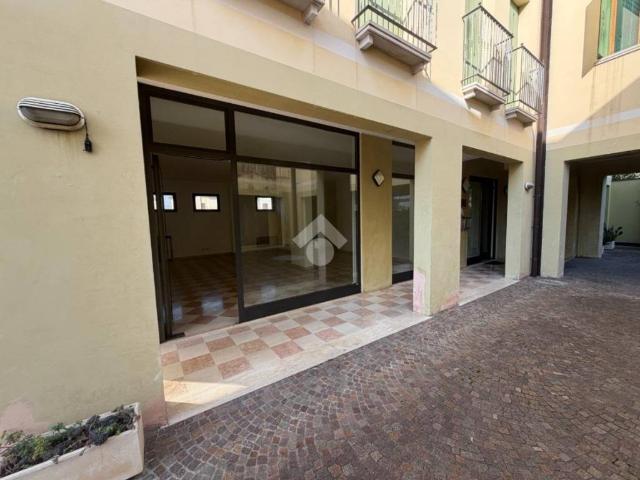 Locale Commerciale in vendita a Fonte, Caerano San Marco