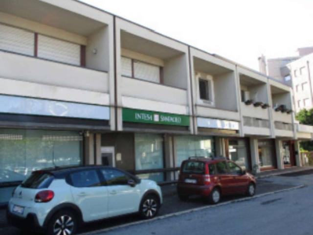 Locale Commerciale in vendita a Fonte, Caerano San Marco