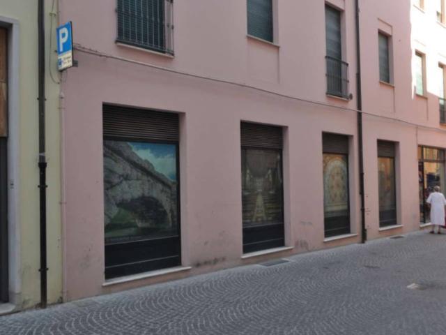 Locale Commerciale in vendita a Cappuccini, Marche