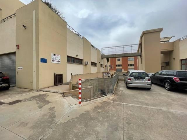 Locale Commerciale in vendita a Sant'Avendrace-Santa Gilla, Cagliari