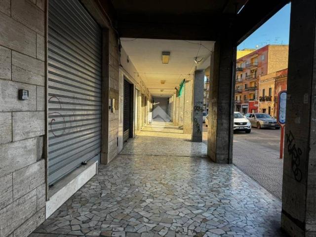 Locale Commerciale in vendita a Sant'Avendrace-Santa Gilla, Cagliari