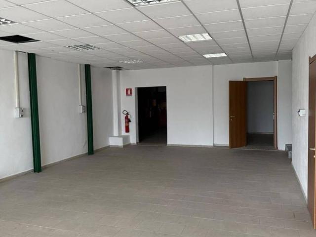 Locale Commerciale in vendita a Sant'Avendrace-Santa Gilla, Cagliari