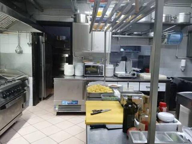Locale Commerciale in vendita a Sant'Alenixedda, Cagliari