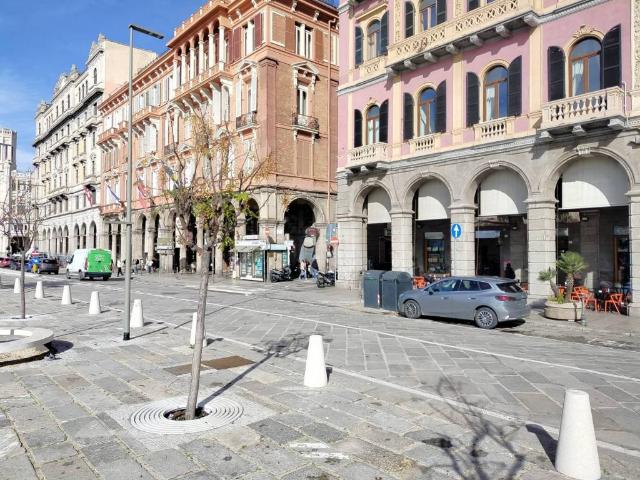 Locale Commerciale in vendita a Lapola/Marina, Cagliari