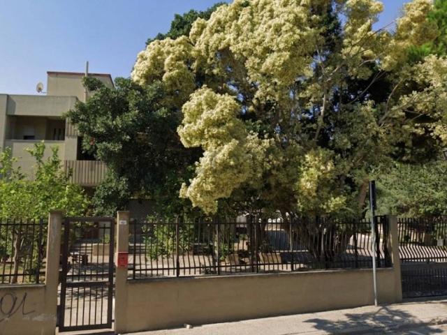 Locale Commerciale in vendita a Villa Doloretta, Cagliari