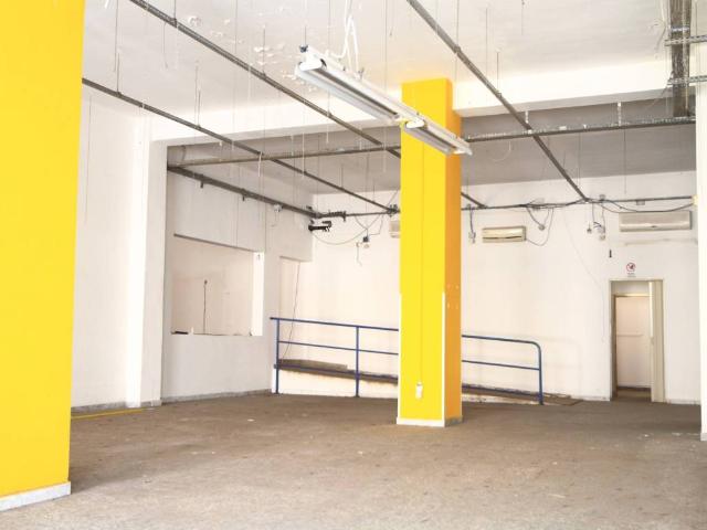 Locale Commerciale in vendita a Sant'Avendrace-Santa Gilla, Cagliari