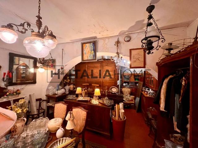 Locale Commerciale in vendita a Stampaxi/Stampace, Cagliari
