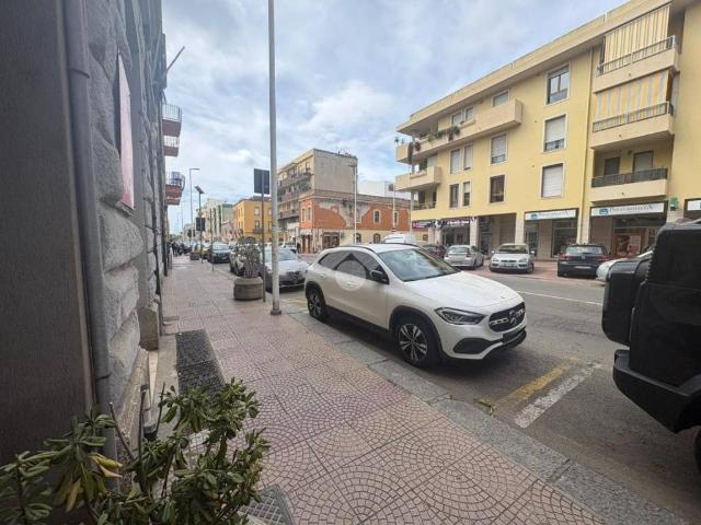 Locale Commerciale in vendita a Sant'Avendrace-Santa Gilla, Cagliari