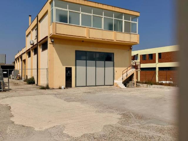 Locale Commerciale in vendita a Sant'Avendrace-Santa Gilla, Cagliari