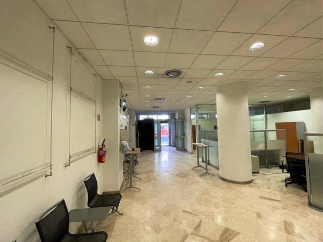 Locale Commerciale in vendita a Sant'Avendrace-Santa Gilla, Cagliari