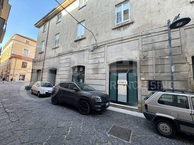 Locale Commerciale in vendita a Caiazzo, Campania