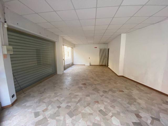 Locale Commerciale in vendita a Cairate, Lombardia