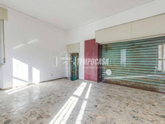 Locale Commerciale in vendita a Peveranza, Cairate
