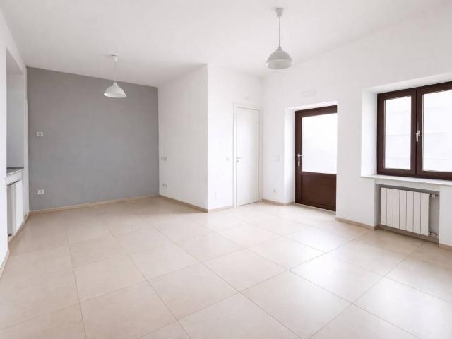 Locale Commerciale in vendita a Cairate, Lombardia