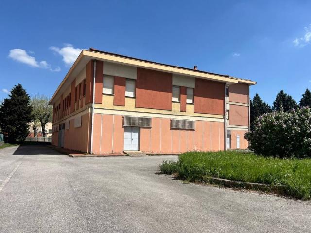 Locale Commerciale in vendita a Cairo Montenotte, Liguria