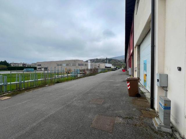Locale Commerciale in vendita a Cairo Montenotte, Liguria